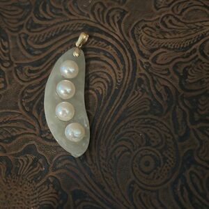 Elegant Gold and Pearl Brooch
